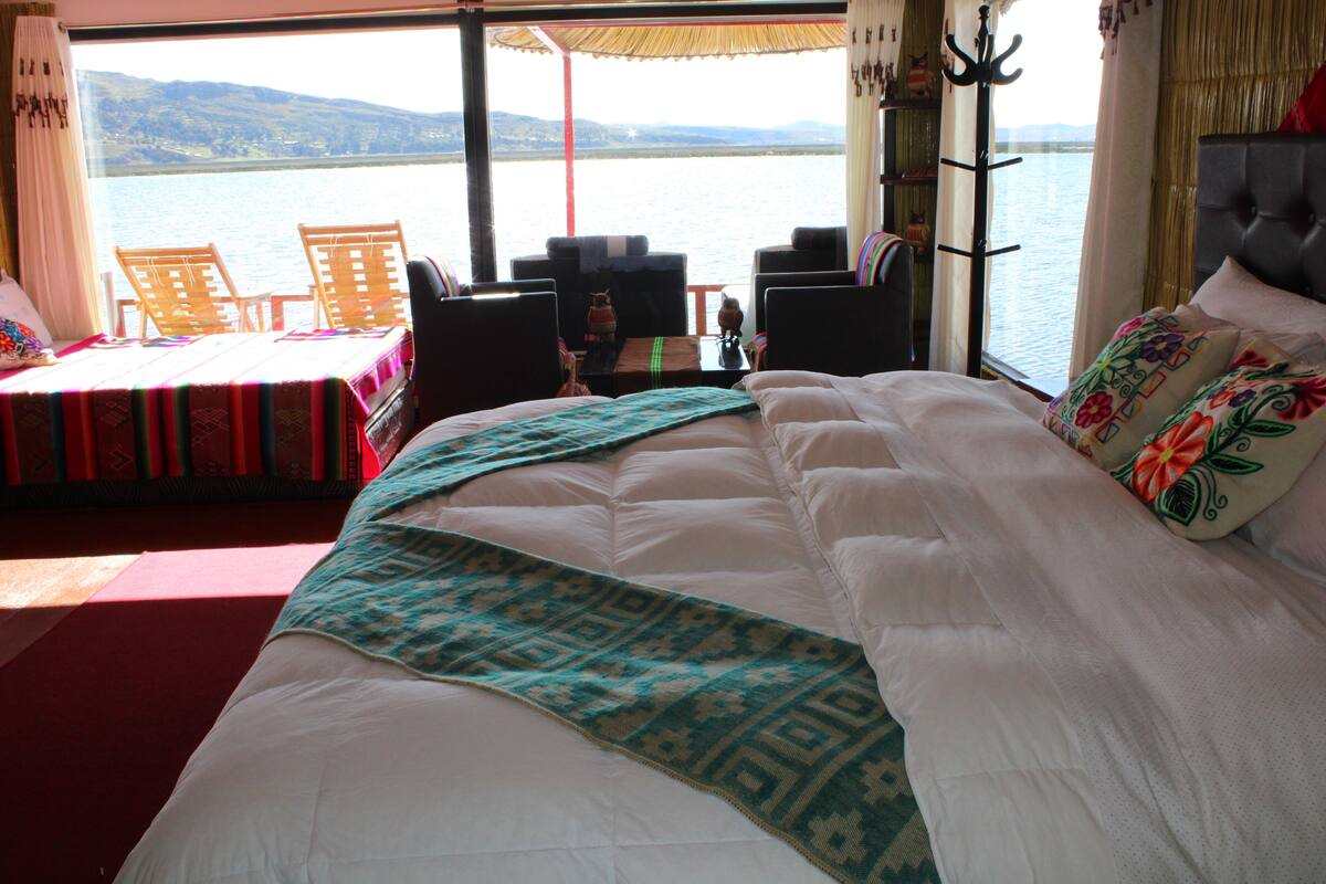 1 dormitorio, edredones de plumas, escritorio y ropa de cama