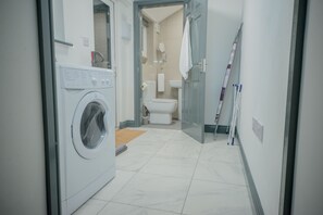 Ensemble douche/baignoire, articles de toilette gratuits, sèche-cheveux