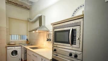 Refrigerador, microondas, horno y cafetera y tetera