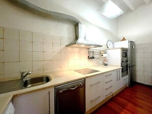 Fridge, microwave, oven, coffee/tea maker
