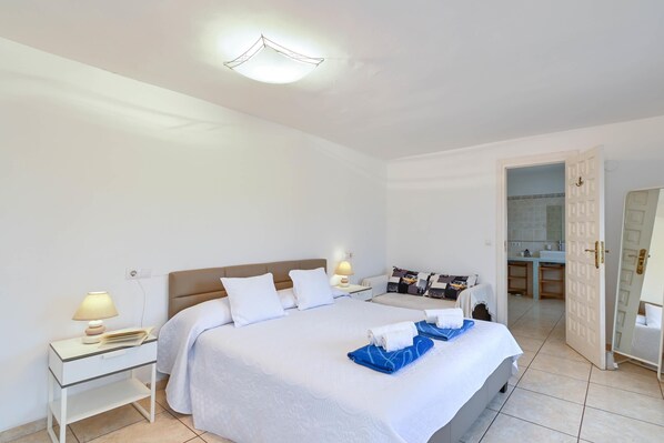 4 Schlafzimmer, Bügeleisen/Bügelbrett, WLAN, Bettwäsche