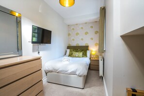 2 bedrooms, iron/ironing board, Internet, bed sheets