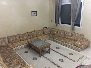 Villa | Woonruimte | Een 42-inch lcd-televisie met satellietzenders en een televisie