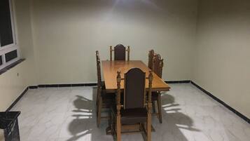 Vila | Makan di kamar
