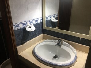 Villa | Badkamer | Een bad/douchecombinatie, handdoeken