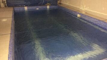 Kolam renang indoor