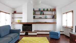 Smart TV, livros, biblioteca musical, aparelho de som