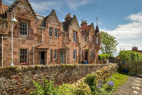 A coastal retreat just 100m from Crail Harbour