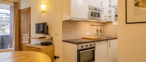 Réfrigérateur, micro-ondes, four, plaque de cuisson