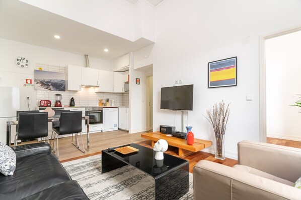Un espacio habitable moderno con cocina, comedor y zona de estar.