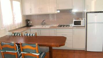 Frigorífico, microondas, cafetera o tetera y tostadora