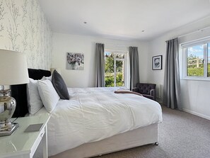 2 عدّة غرف نوم ومكواة/لوح كي وخدمة الإنترنت وملاءات أسرّة