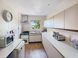 ثلاجة، ميكروويف، فرن، غسالة أطباق