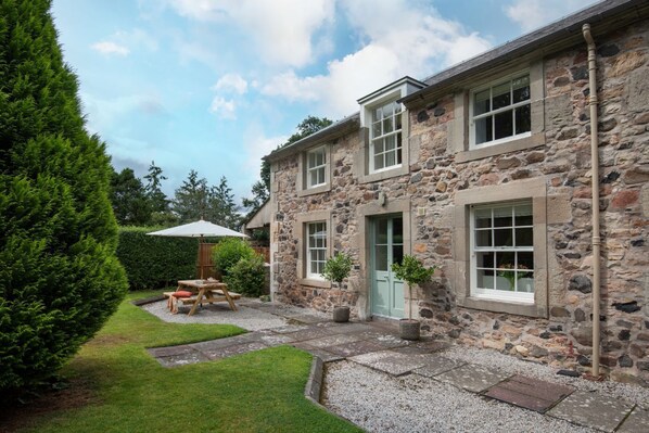 Outdoor dining - CRAILING COTTAGE - a peaceful country estate near to Jedburgh & Kelso (Jedburgh)