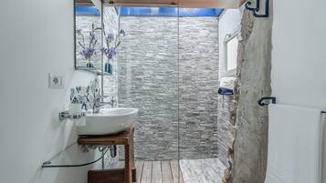 Doccia, asciugacapelli, bidet, asciugamani