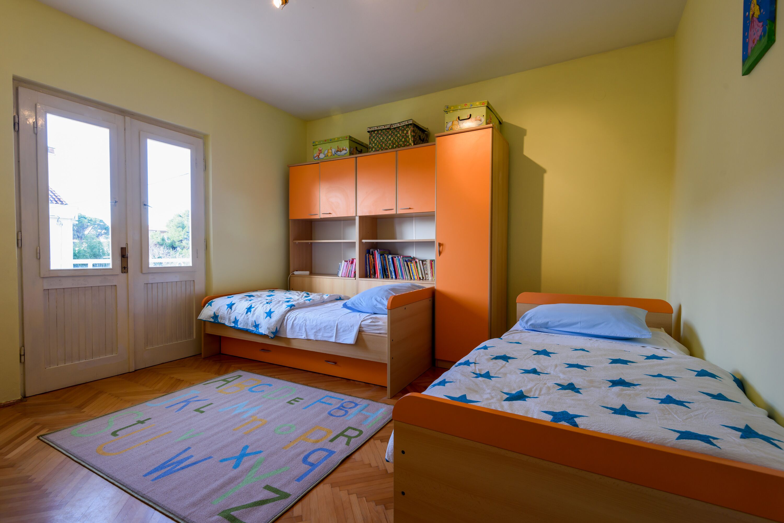2 bedrooms, iron/ironing board, internet, bed sheets