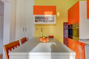 Frigorifero, forno, piano cottura, lavastoviglie