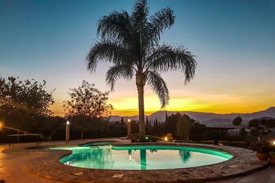 Cubo's Villa Ruiz. Pool, garden,