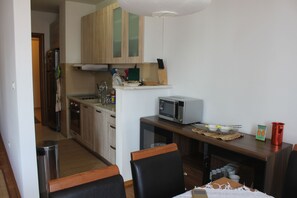 Fridge, microwave, oven, stovetop - Apartment Lana Podgorica (Podgorica)