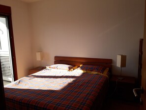 2 soverom, strykejern/-brett, internettilgang og sengetøy