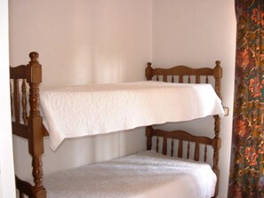 3 habitaciones, tabla de planchar con plancha y ropa de cama 