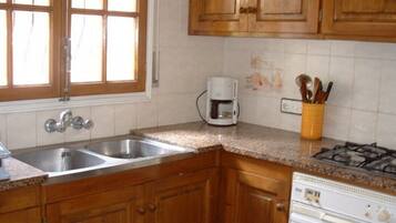 Réfrigérateur, micro-ondes, four, cafetiÚre/bouilloire