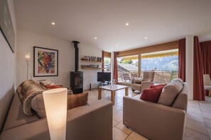 TV, fireplace, DVD player