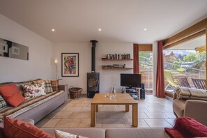 TV, fireplace, DVD player