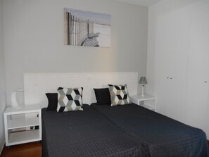 1 habitación, tabla de planchar con plancha y ropa de cama