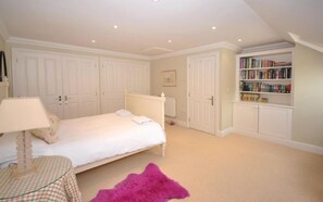 4 bedrooms, WiFi, bed sheets - 4 Chartwell Mews -  a town house that sleeps 7 guests  in 4 bedrooms (Midhurst)