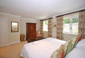 4 bedrooms, WiFi, bed sheets