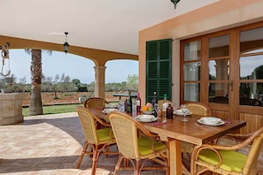 Outdoor dining - Villa Deu Quarterades (Felanitx)