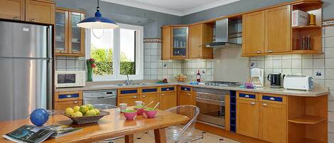 Kjøleskap, mikrobølgeovn, ovn og oppvaskmaskin