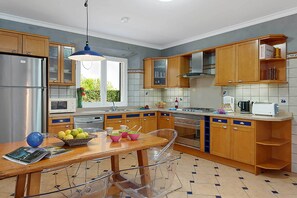 Fridge, microwave, oven, dishwasher - Villa Deu Quarterades (Felanitx)