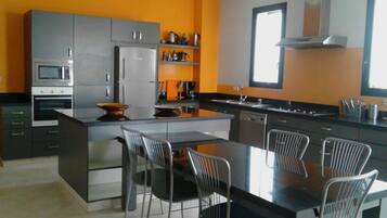 Panoramic Villa | Dapur peribadi | Peti sejuk/penyejuk beku saiz penuh, ketuhar gelombang mikro, ketuhar