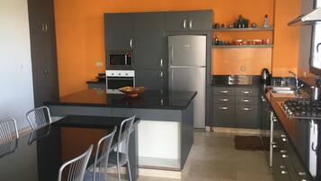 Vila Panorama | Dapur pribadi | Lemari es besar, microwave, oven, dan mesin pencuci piring