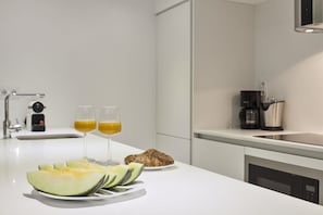Fridge, microwave, oven, dishwasher - ADN Ground - Habitat Apartments (Barcelona)