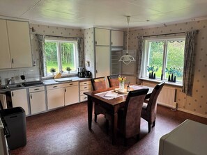 Dining - Apartment incl WIFI / WASHING MACHINE / CANAL DIGITAL / SWIMMING POOL / TRAMPOLINE (Ekshärad)