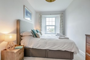 2 chambres, fer et planche à repasser, lit de bébé portatif