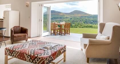 SMIDDY - a superb new barn conversion with outstanding views, Wifi, sleeps 4