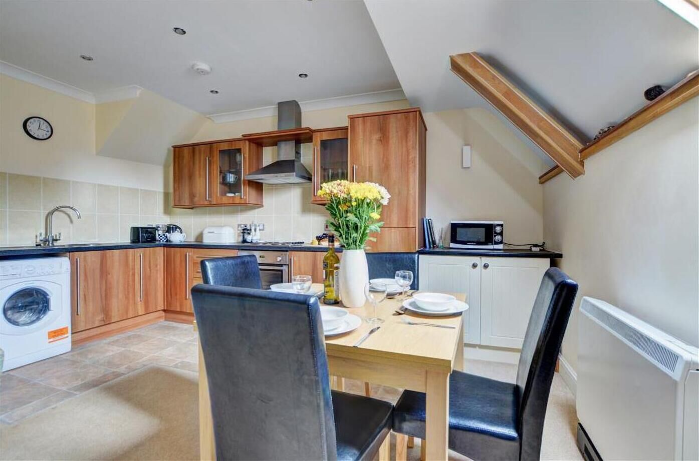 Micro-ondes, four, grille-pain, chaise haute