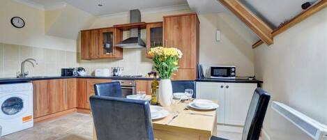 Micro-ondes, four, grille-pain, chaise haute