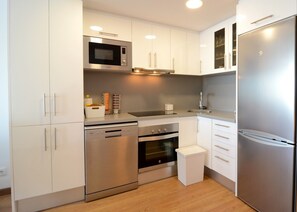Kühlschrank, Mikrowelle, Ofen, Geschirrspüler
