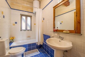 Badekar, hårtørrer, håndklæder