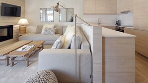 A modern living room with a sofa, a coffee table, a lamp, and a fireplace. - Val de Ruda Luxe 51 by FeelFree Rentals (Baqueira)