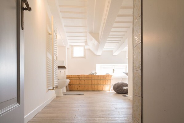 Bathtub, hair dryer, towels, soap - In the heart of Citta 'Alta Bergamo  (Bergamo)