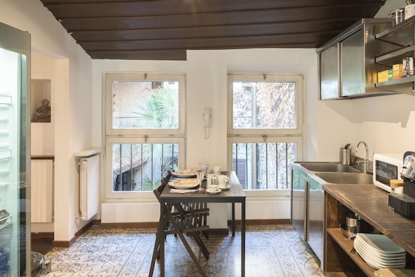 Frigorifero, microonde, piano cottura, macchina per tè/caffè