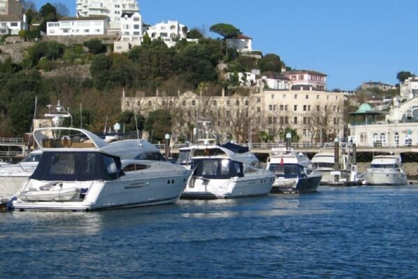 Un port de plaisance où sont amarrés plusieurs yachts.