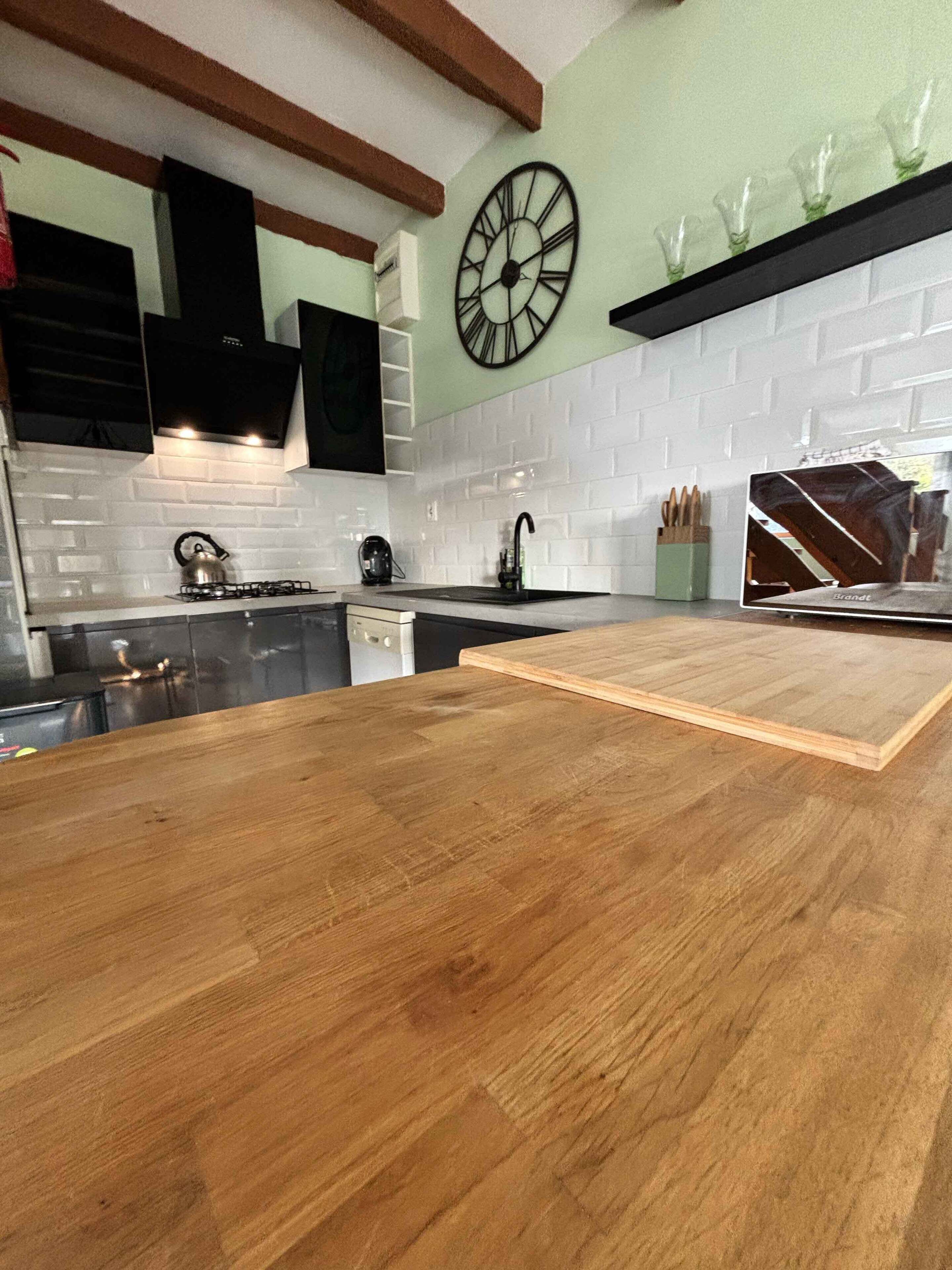 Een koelkast, een microgolfoven, een vaatwasser