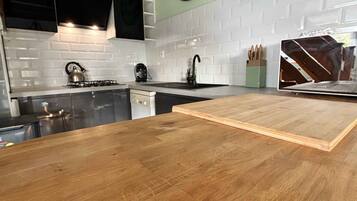 Een koelkast, een microgolfoven, een vaatwasser